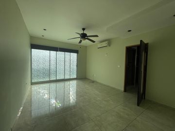 LOMAS DEL SOL, Casa en RENTA de 3 recámaras con baño, estancia de TV y roof garden