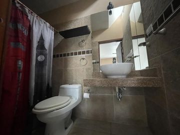 LOMAS DEL SOL, Casa en RENTA de 3 recámaras con baño, estancia de TV y roof garden