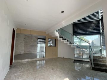 LOMAS DEL SOL, Casa en RENTA de 3 recámaras con baño, estancia de TV y roof garden