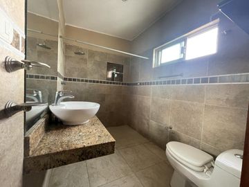LOMAS DEL SOL, Casa en RENTA de 3 recámaras con baño, estancia de TV y roof garden