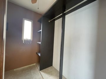LOMAS DEL SOL, Casa en RENTA de 3 recámaras con baño, estancia de TV y roof garden