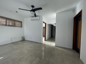 LOMAS DEL SOL, Casa en RENTA de 3 recámaras con baño, estancia de TV y roof garden