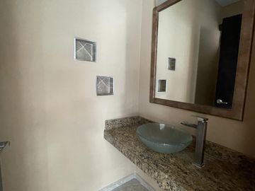LOMAS DEL SOL, Casa en RENTA de 3 recámaras con baño, estancia de TV y roof garden