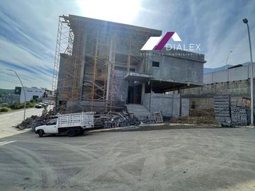 Casa en VENTA de 1,159 M2- Fraccionamiento SIERRA ALTA en CARRETERA NACIONAL en MONTERREY, 4 Niveles