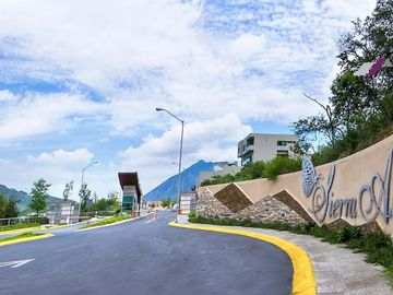 Casa en VENTA de 1,159 M2- Fraccionamiento SIERRA ALTA en CARRETERA NACIONAL en MONTERREY, 4 Niveles
