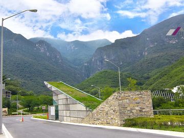 Casa en VENTA de 1,159 M2- Fraccionamiento SIERRA ALTA en CARRETERA NACIONAL en MONTERREY, 4 Niveles