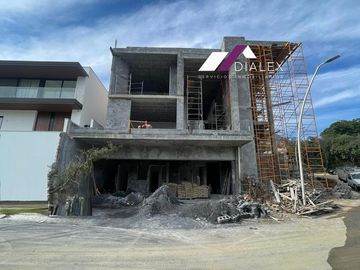 Casa en VENTA de 1,159 M2- Fraccionamiento SIERRA ALTA en CARRETERA NACIONAL en MONTERREY, 4 Niveles