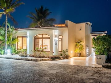 ¡Exclusiva Villa Frente al Mar en Playa del Carmen! Lujo y Tranquilidad