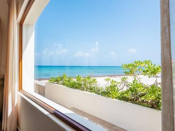 ¡Exclusiva Villa Frente al Mar en Playa del Carmen! Lujo y Tranquilidad