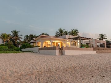 ¡Exclusiva Villa Frente al Mar en Playa del Carmen! Lujo y Tranquilidad