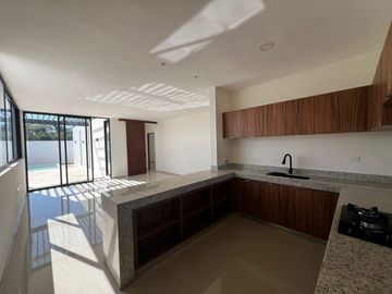 Residencia en Venta en Privada Oviedo con Amenidades