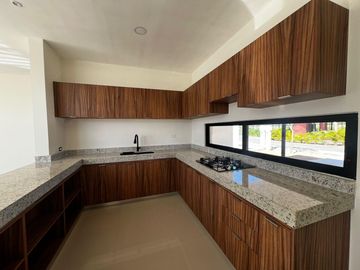 Residencia en Venta en Privada Oviedo con Amenidades