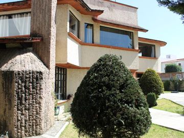 VENTA DE CASA DENTRO DE PRIVADA EN CALZADA DE LOS JINETES EN CACALOMACAN TOLUCA