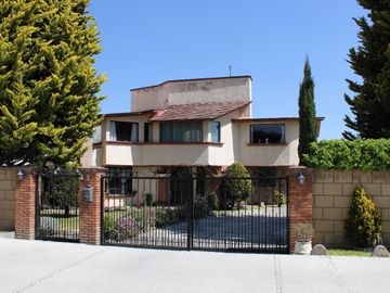 VENTA DE CASA DENTRO DE PRIVADA EN CALZADA DE LOS JINETES EN CACALOMACAN TOLUCA