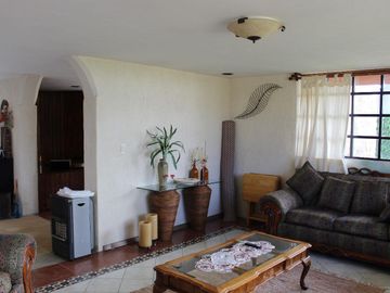 VENTA DE CASA DENTRO DE PRIVADA EN CALZADA DE LOS JINETES EN CACALOMACAN TOLUCA