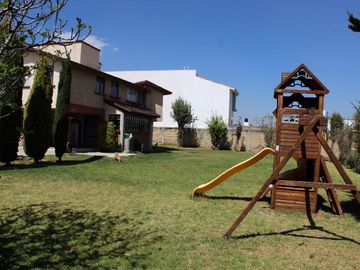 VENTA DE CASA DENTRO DE PRIVADA EN CALZADA DE LOS JINETES EN CACALOMACAN TOLUCA