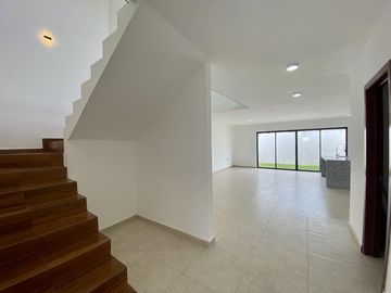 CASA EN VENTA, LOMAS DE LA RIOJA, ESQUINA
