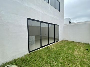 CASA EN VENTA, LOMAS DE LA RIOJA, ESQUINA