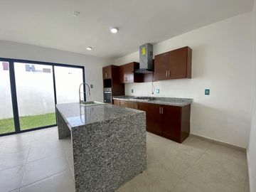 CASA EN VENTA, LOMAS DE LA RIOJA, ESQUINA