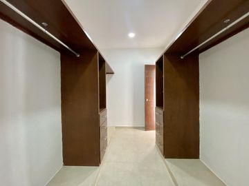CASA EN VENTA, LOMAS DE LA RIOJA, ESQUINA