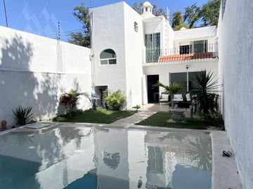Venta  o Renta Casa sobre Avenida - Palmira Tinguindin, Cuernavaca Mor.