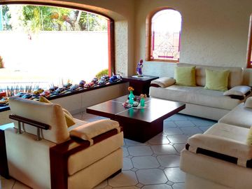 Venta de Casa  Estilo Colonial con Recámara en PB ubicada en Condominio Residencial Sumiya con Seguridad, Jiutepec Morelos