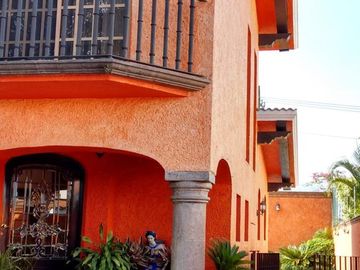 Venta de Casa  Estilo Colonial con Recámara en PB ubicada en Condominio Residencial Sumiya con Seguridad, Jiutepec Morelos