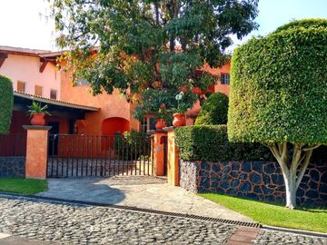 Venta de Casa  Estilo Colonial con Recámara en PB ubicada en Condominio Residencial Sumiya con Seguridad, Jiutepec Morelos