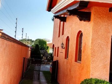 Venta de Casa  Estilo Colonial con Recámara en PB ubicada en Condominio Residencial Sumiya con Seguridad, Jiutepec Morelos