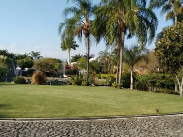 Venta de Casa  Estilo Colonial con Recámara en PB ubicada en Condominio Residencial Sumiya con Seguridad, Jiutepec Morelos