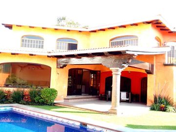 Venta de Casa  Estilo Colonial con Recámara en PB ubicada en Condominio Residencial Sumiya con Seguridad, Jiutepec Morelos