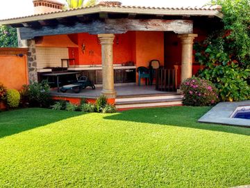Venta de Casa  Estilo Colonial con Recámara en PB ubicada en Condominio Residencial Sumiya con Seguridad, Jiutepec Morelos