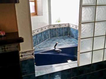 Venta de Casa  Estilo Colonial con Recámara en PB ubicada en Condominio Residencial Sumiya con Seguridad, Jiutepec Morelos