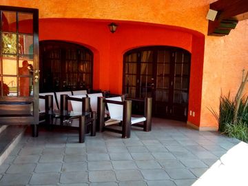 Venta de Casa  Estilo Colonial con Recámara en PB ubicada en Condominio Residencial Sumiya con Seguridad, Jiutepec Morelos