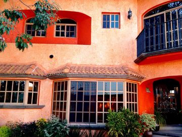 Venta de Casa  Estilo Colonial con Recámara en PB ubicada en Condominio Residencial Sumiya con Seguridad, Jiutepec Morelos
