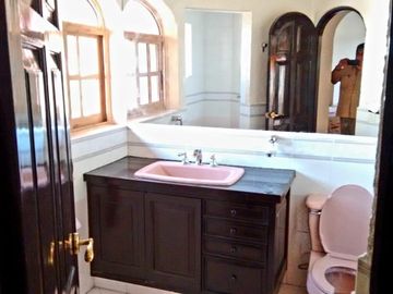 Venta de Casa  Estilo Colonial con Recámara en PB ubicada en Condominio Residencial Sumiya con Seguridad, Jiutepec Morelos