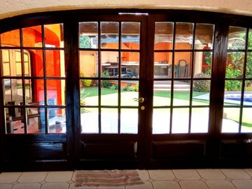 Venta de Casa  Estilo Colonial con Recámara en PB ubicada en Condominio Residencial Sumiya con Seguridad, Jiutepec Morelos