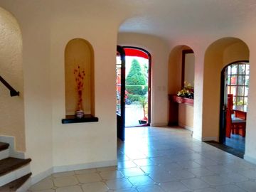 Venta de Casa  Estilo Colonial con Recámara en PB ubicada en Condominio Residencial Sumiya con Seguridad, Jiutepec Morelos