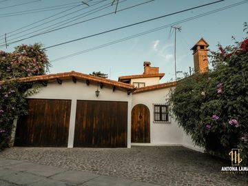 Casa en Venta con Alberca en Zavaleta.