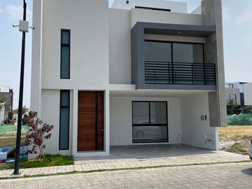Casa en  venta en Angelopolis Cluster con Alberca