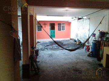 Propiedad en venta en Mártires de Chicago con 2 casas y 1 departamento
