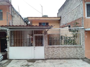 Propiedad en venta en Mártires de Chicago con 2 casas y 1 departamento