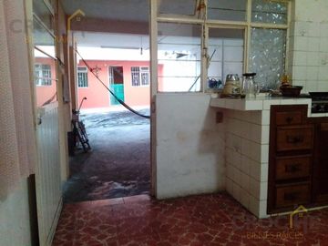 Propiedad en venta en Mártires de Chicago con 2 casas y 1 departamento