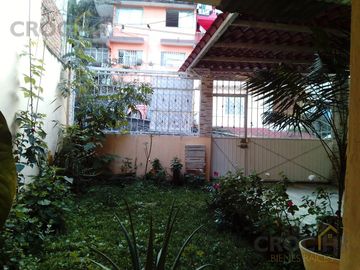 Propiedad en venta en Mártires de Chicago con 2 casas y 1 departamento
