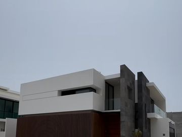 Casa en VENTA con ALBERCA, cuarto de servicio y 3 recamaras con baño, Fracc. El Ancla