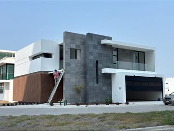 Casa en VENTA con ALBERCA, cuarto de servicio y 3 recamaras con baño, Fracc. El Ancla