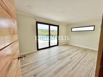 Las Añañucas, Limache. Moderna y amplia casa en condominio.