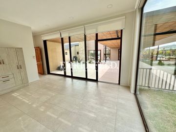 Las Añañucas, Limache. Moderna y amplia casa en condominio.