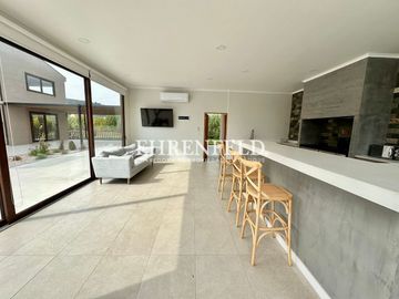 Las Añañucas, Limache. Moderna y amplia casa en condominio.