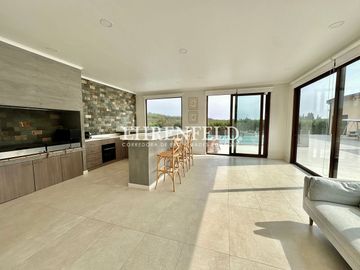Las Añañucas, Limache. Moderna y amplia casa en condominio.